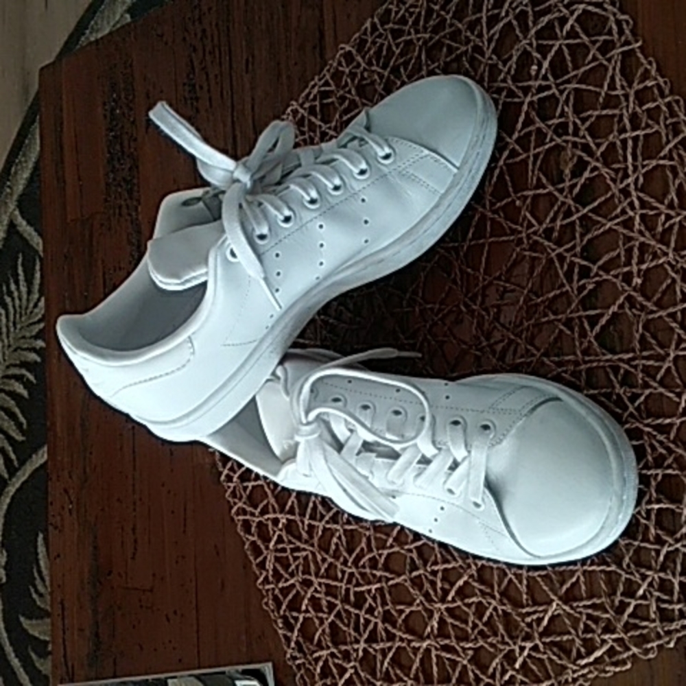 Adidas Stan Smith tennis shoes - boys size 6